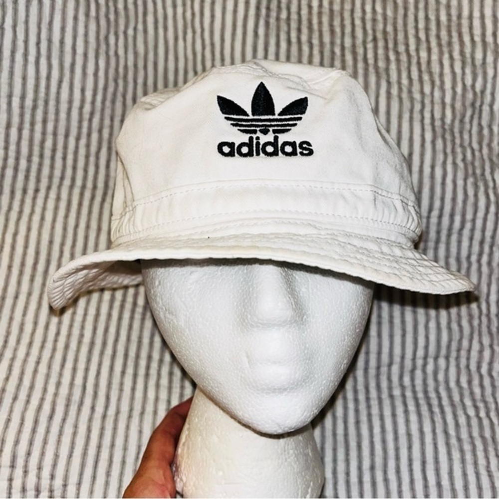 ADIDAS Bucket Hat white